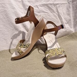 Crocs Leigh II Dual Comfort Ankle strap Graphic Wedge Sandal Size 9